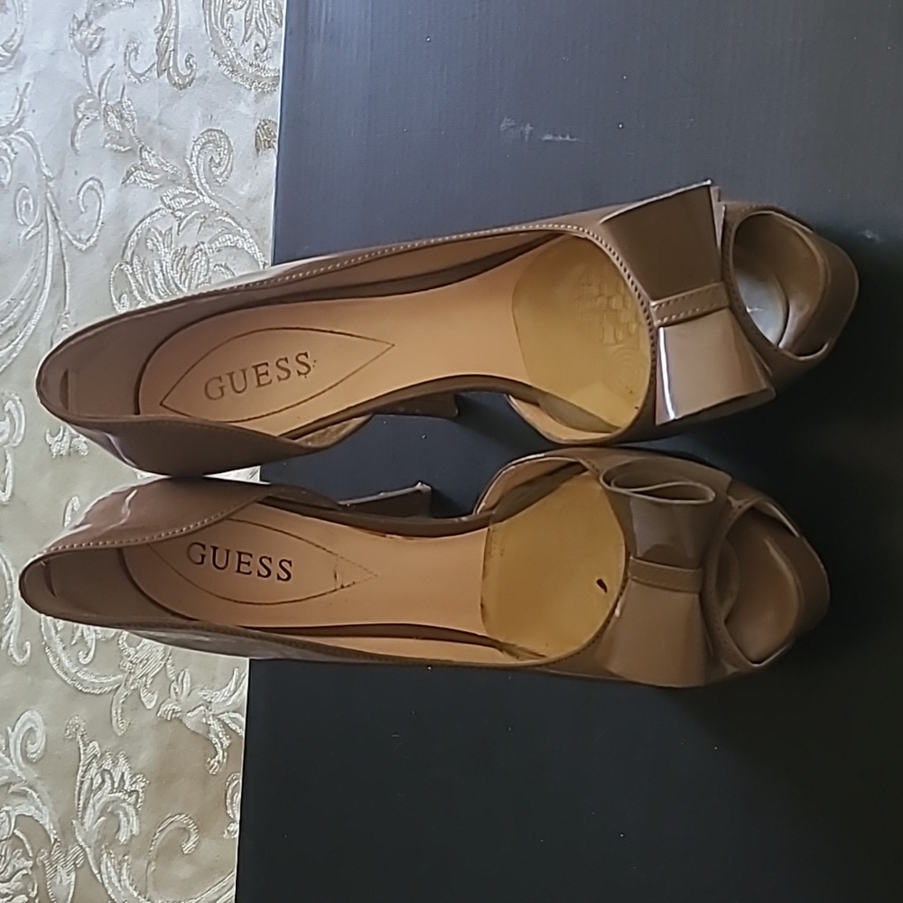 Sz 11 Guess Patent Leather Heel with Bow detail